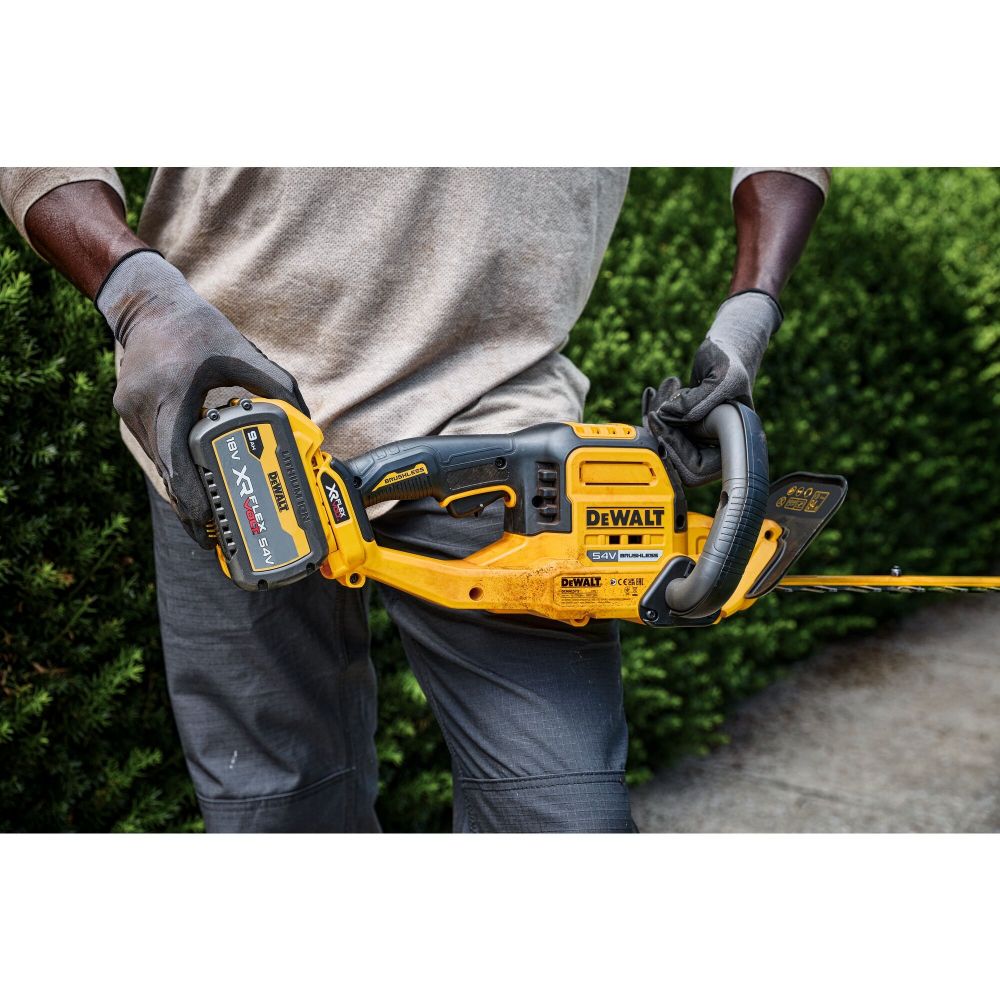 Кусторез аккумуляторный DEWALT DCMHT573N-XJ без аккумулятора и зу