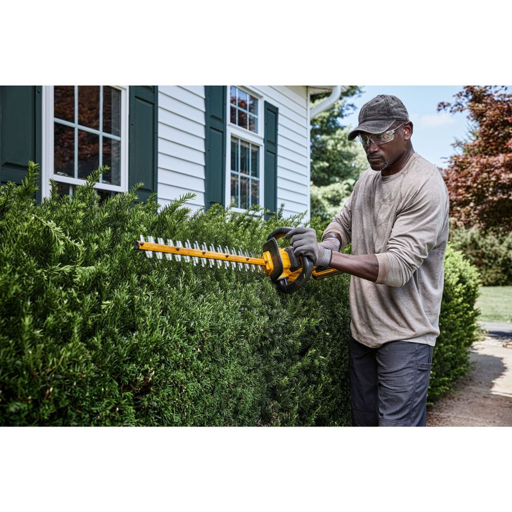 Кусторез аккумуляторный DEWALT DCMHT573N-XJ без аккумулятора и зу