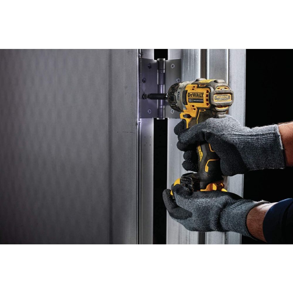 Аккумуляторный компактный бесщеточный шуруповерт DEWALT DCF601D2, 12 В