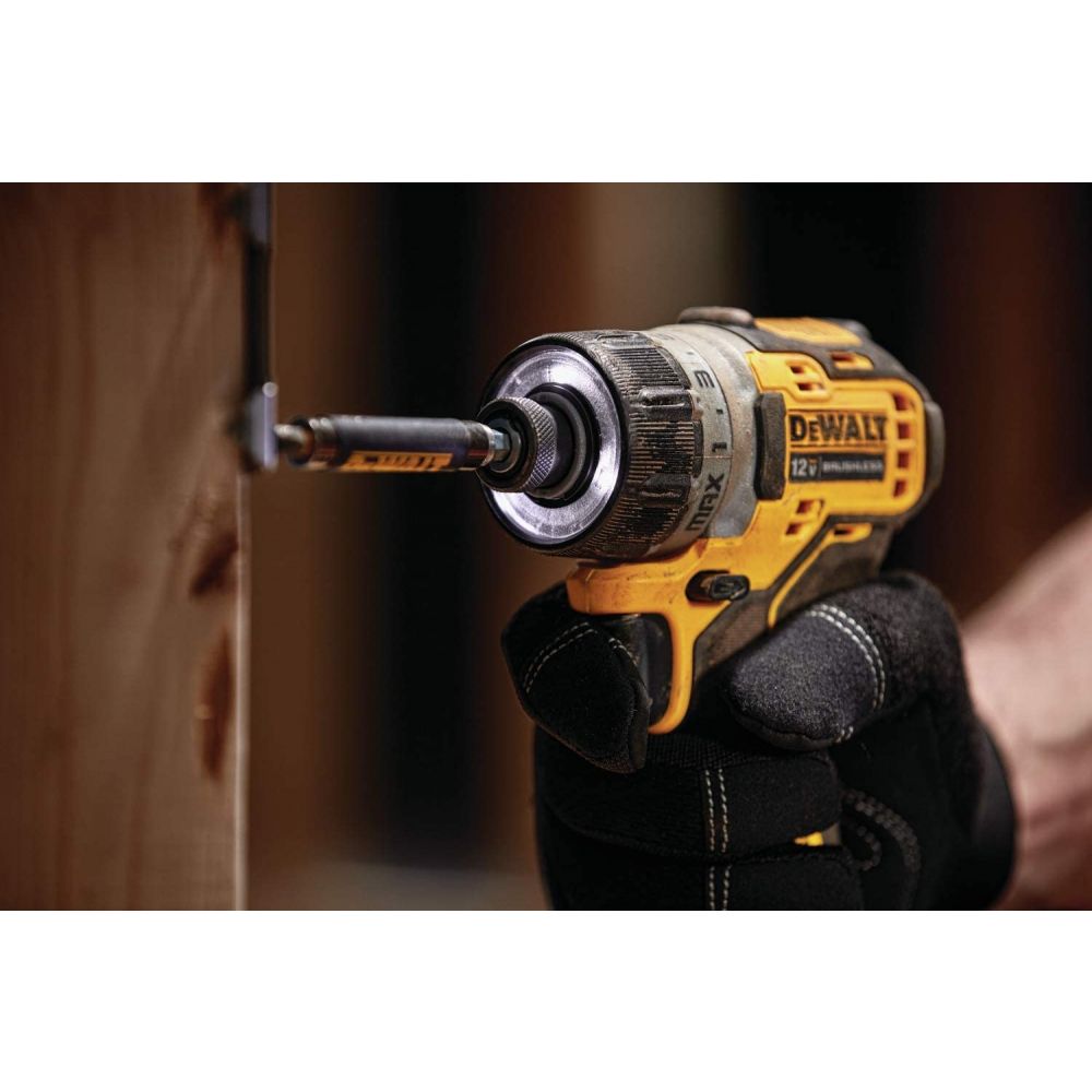 Аккумуляторный компактный бесщеточный шуруповерт DEWALT DCF601D2, 12 В