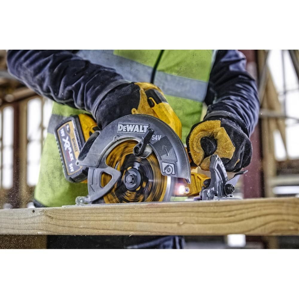 Аккумуляторная дисковая ручная пила DEWALT FlexVolt DCS578NT, кейс TSTAK, без АКБ и ЗУ